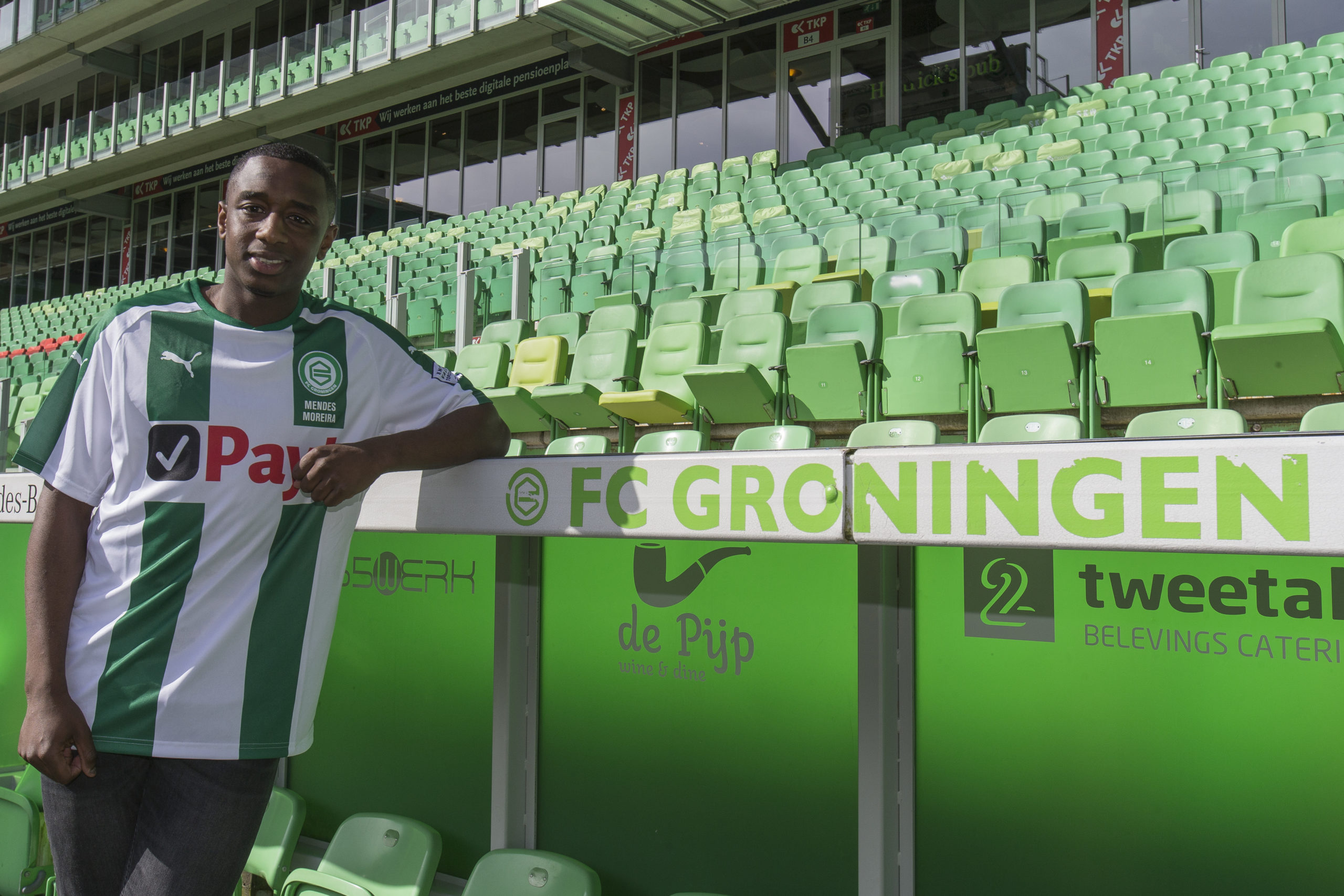 Bij dug out FC Groningen