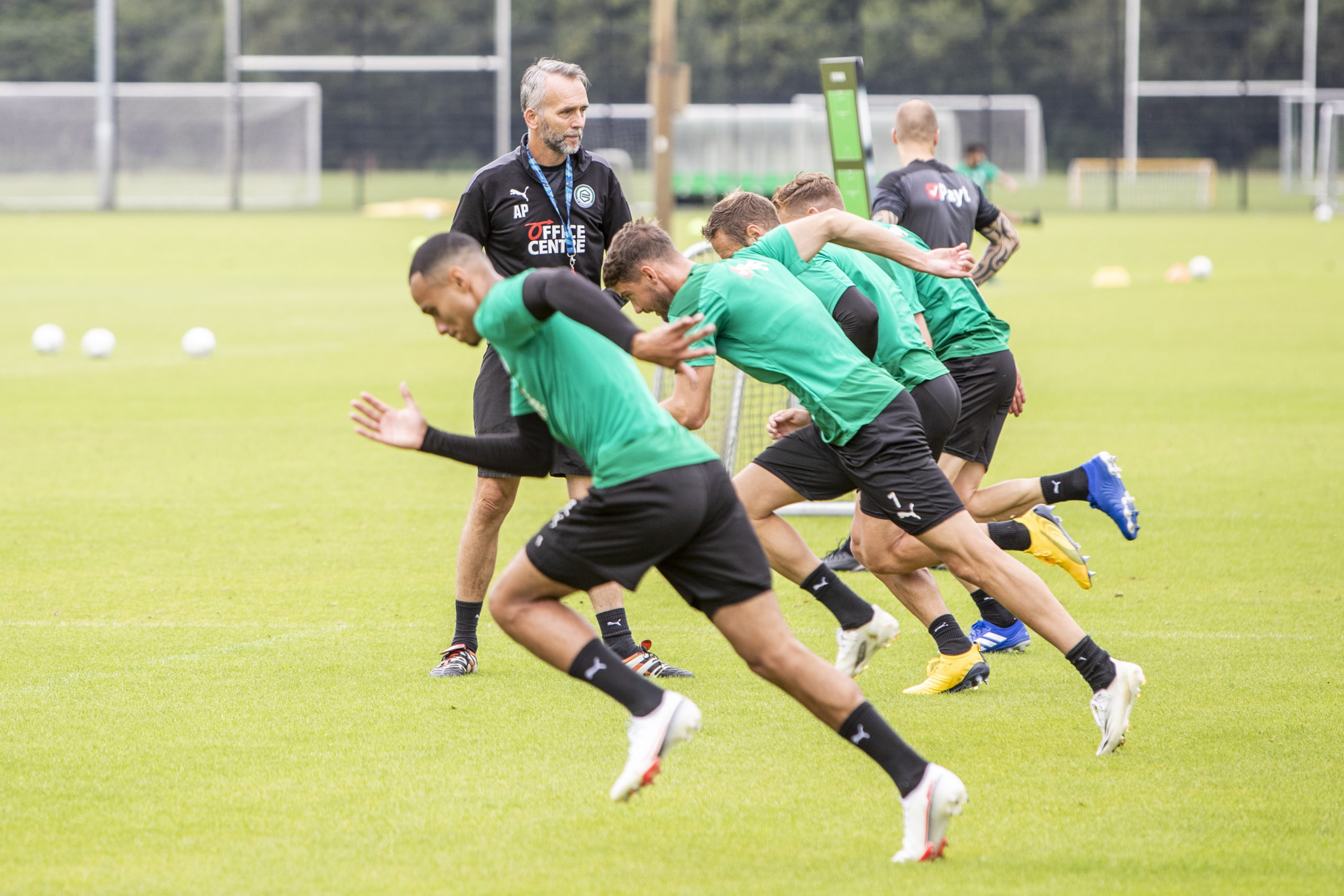 Groep sprintend langs Poldervaart