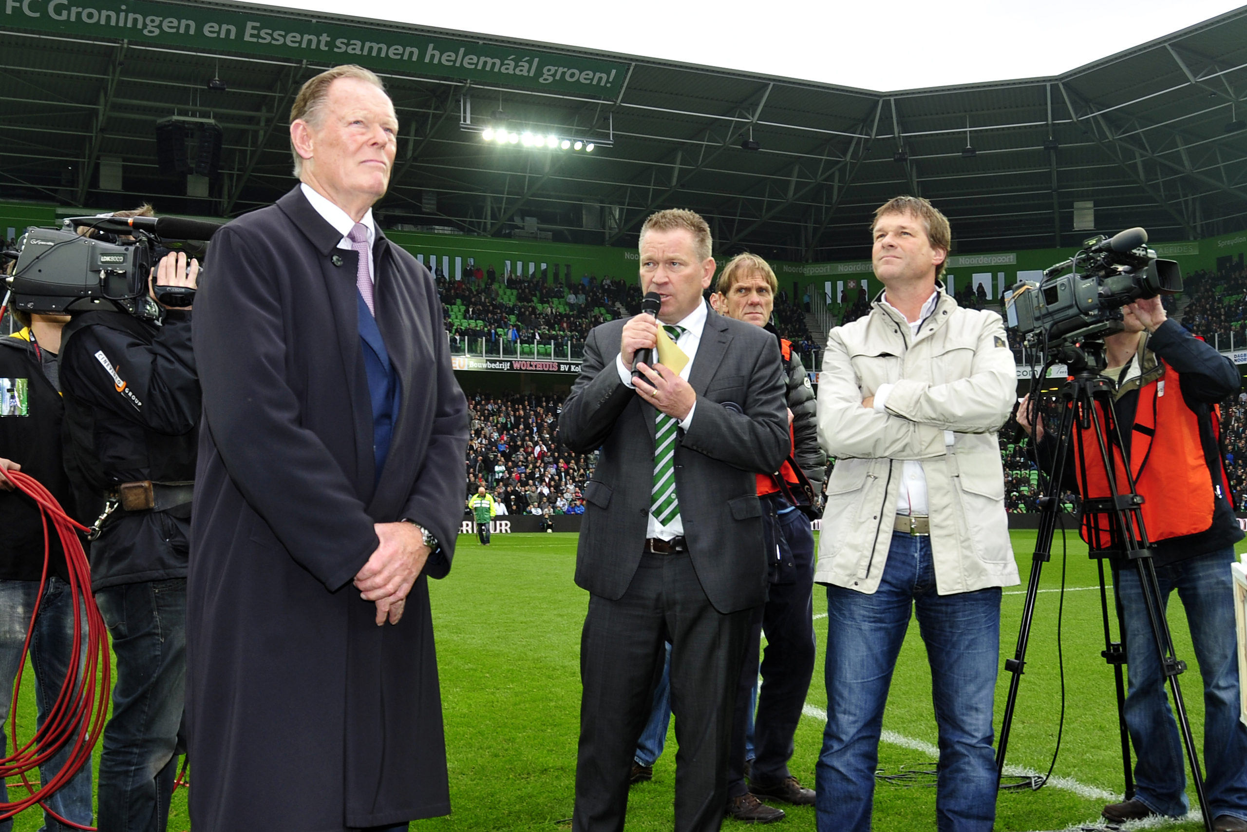 Onthulling Koeman Tribune_Martin en Erwin op het veld_OP