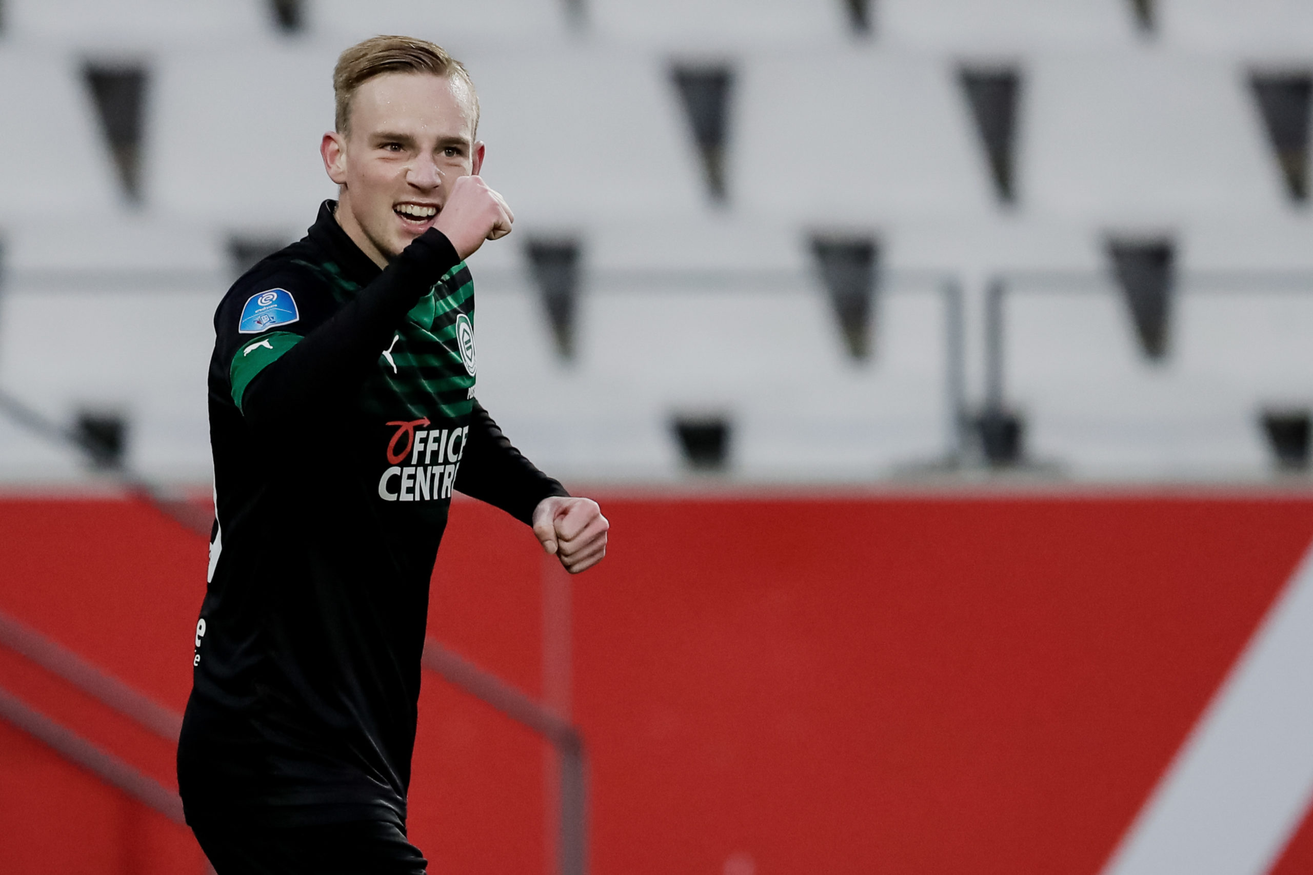 Postema met gebalde vuist na goal