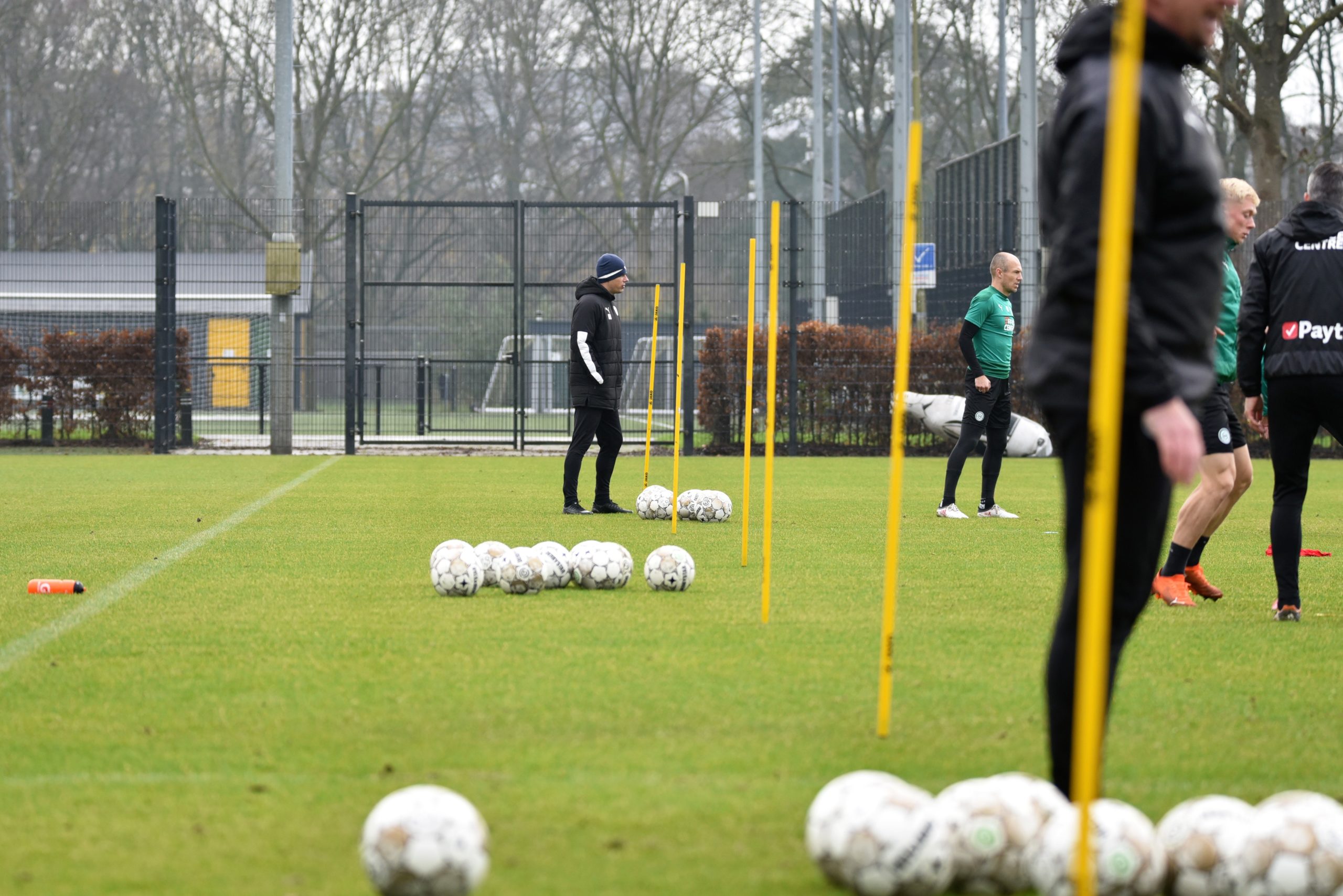 Robben bij training onder toeziend oog Buijs