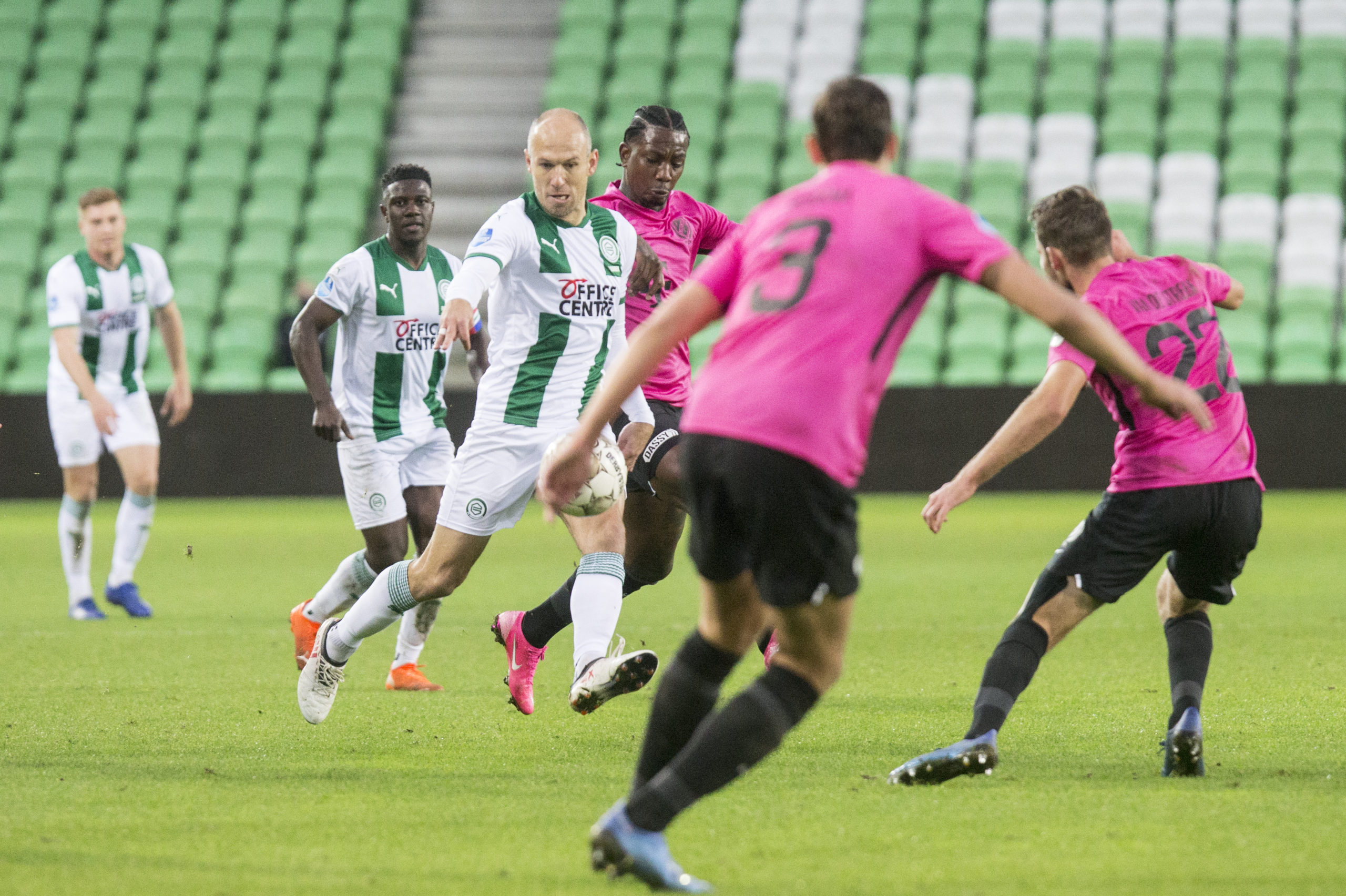 Robben tegenover vier man