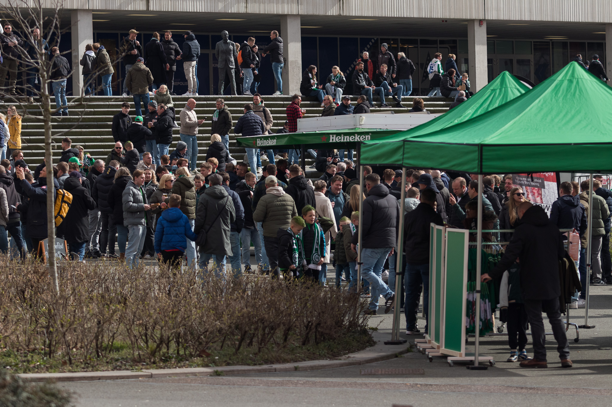 Supportersplein voorafgaand aan primeur in Euroborg