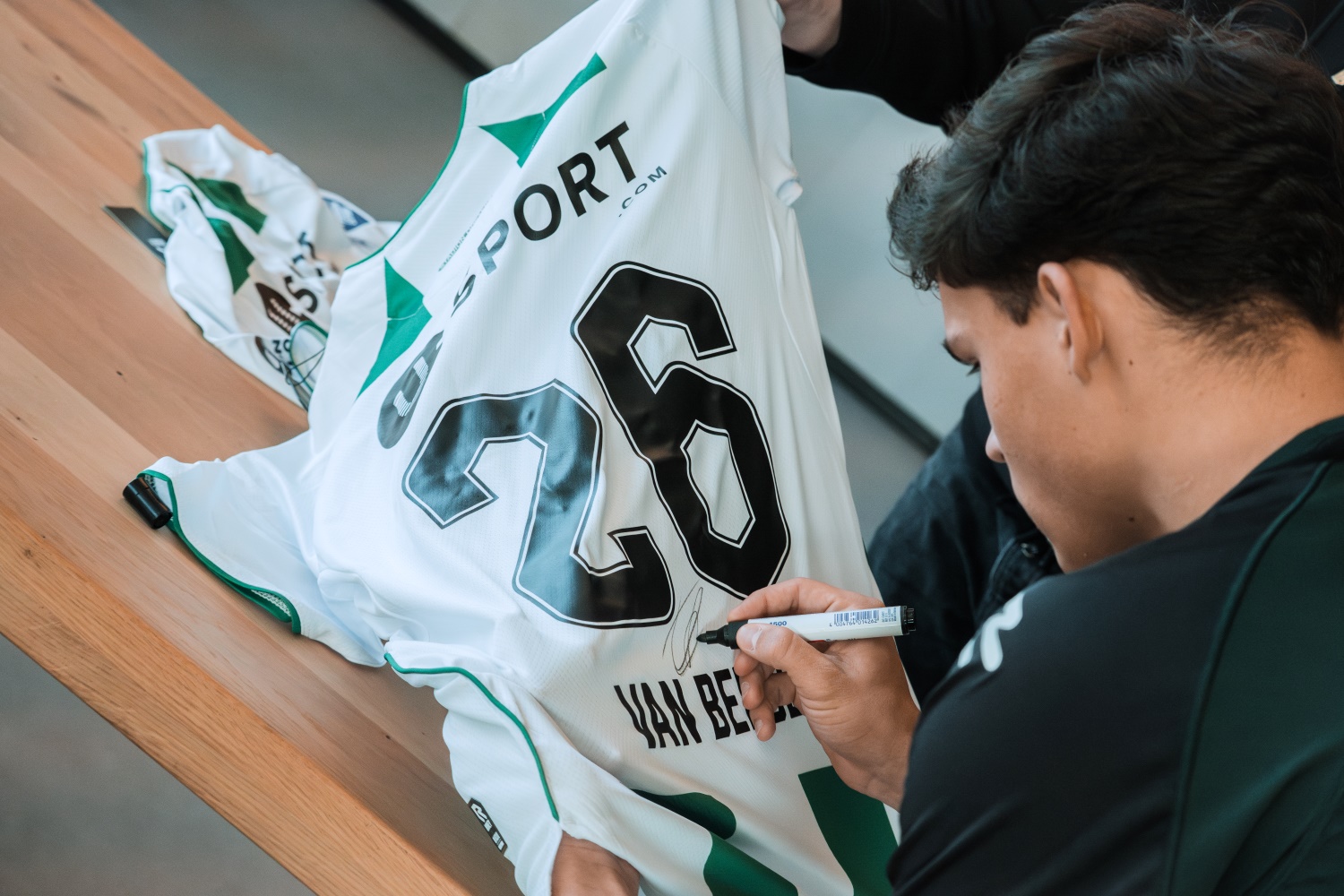 Maak kans op een gesigneerd shirt van Thom van Bergen