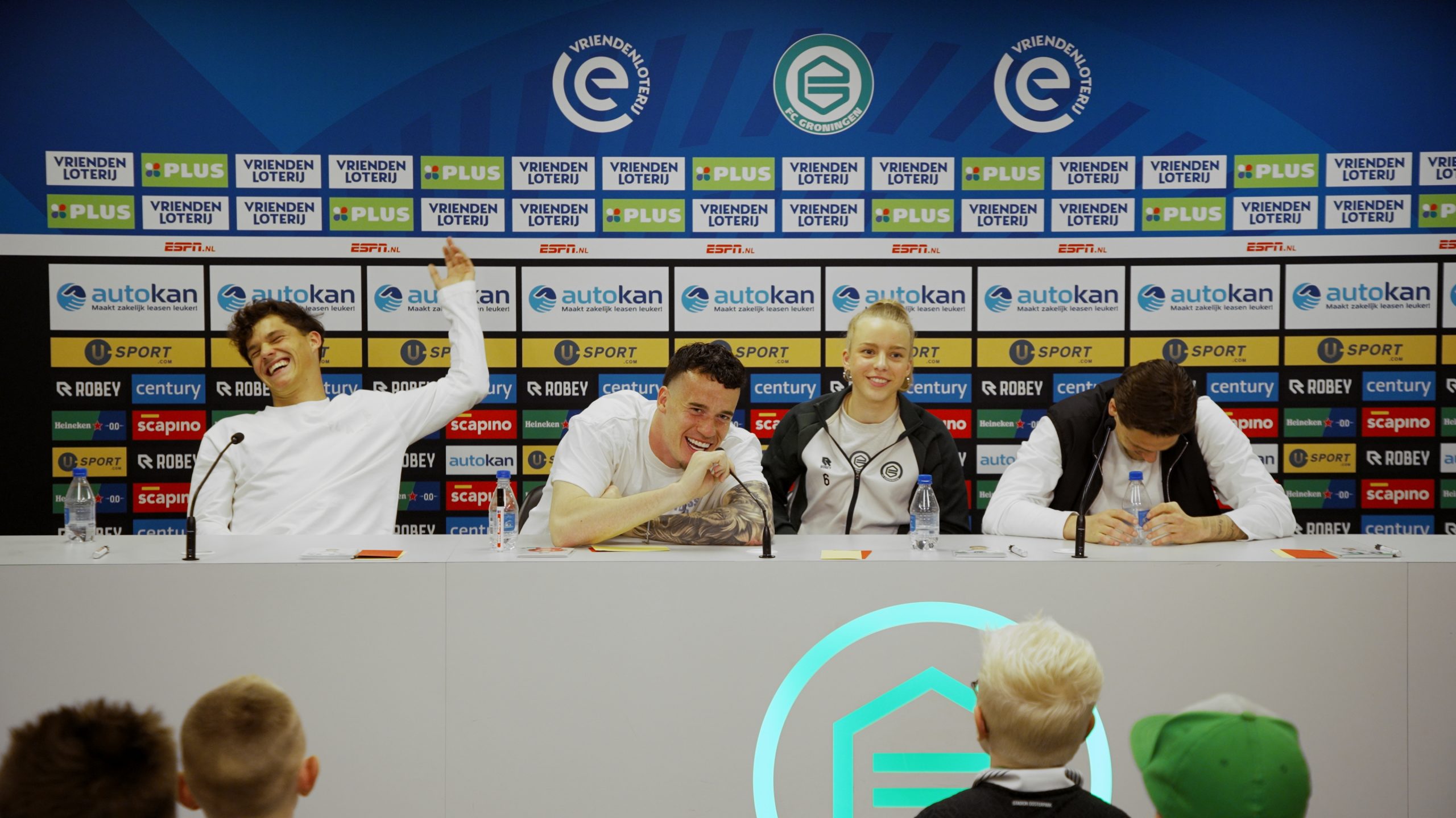 Originele vragen, grappige antwoorden en veel gezelligheid bij Junior Club persconferentie