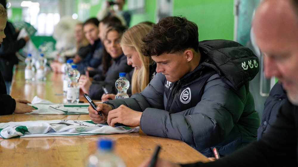 Geslaagde handtekeningenmiddag voor Junior Club-leden