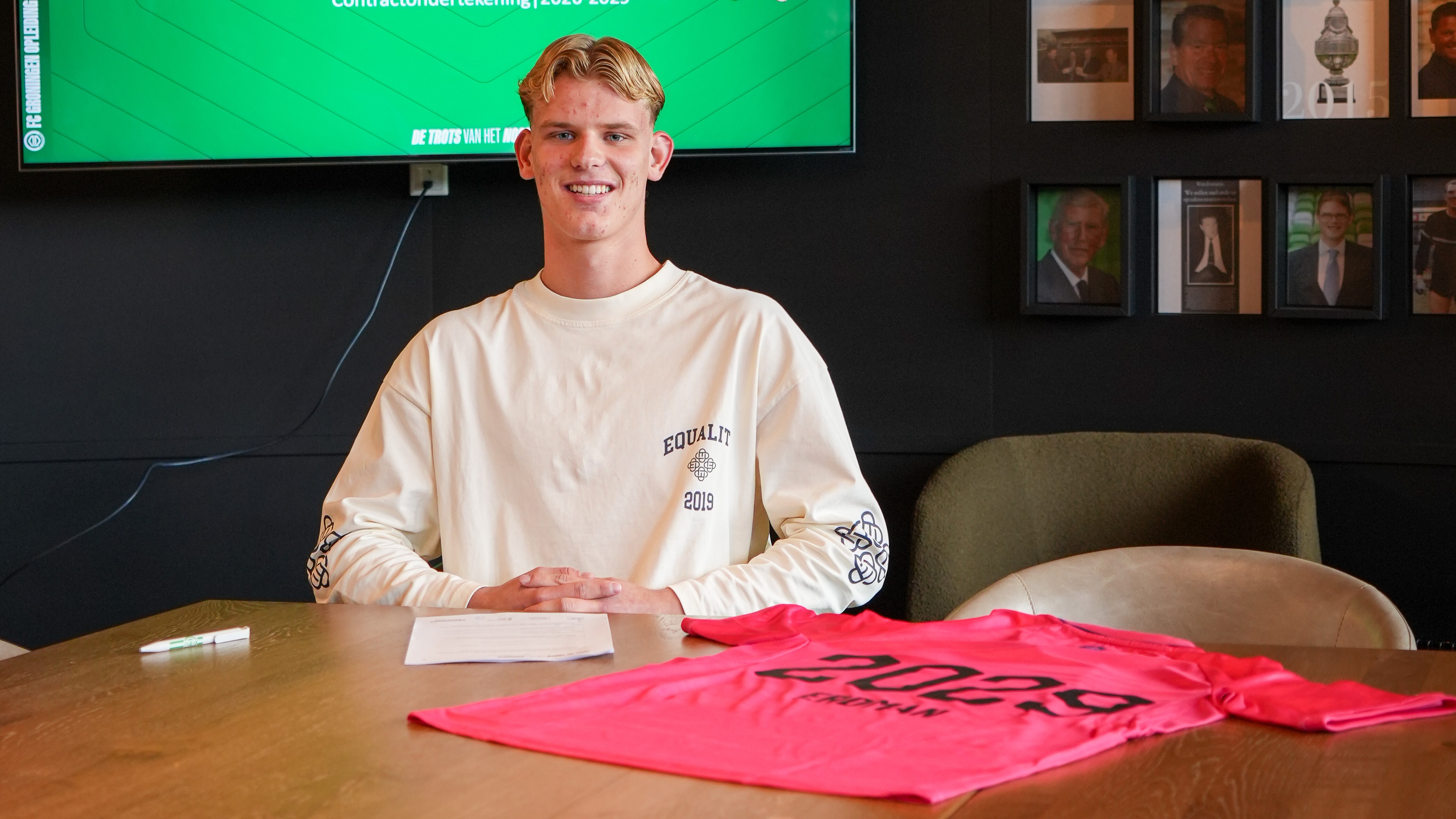 Keeper Daan Erdman tekent eerste contract bij FC Groningen