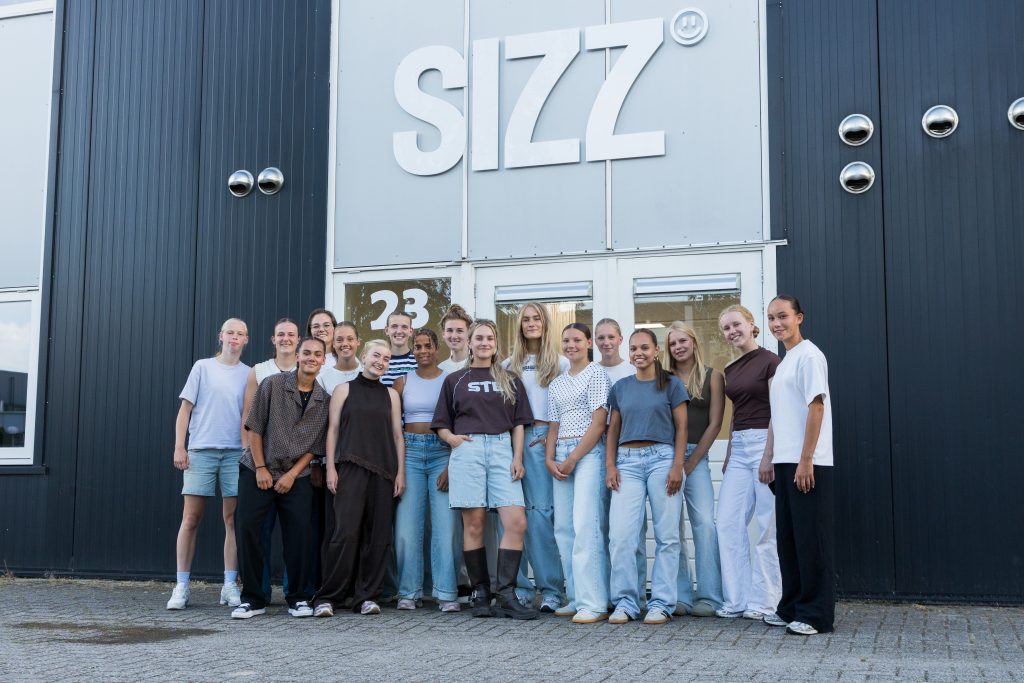SIZZ the brand verbindt zich als kledingsponsor aan FC Groningen Vrouwen
